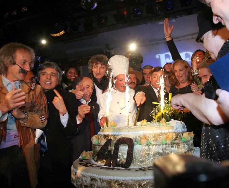 La torta di compleanno per la festa dei 40 anni del piper club ieri sera all&#39; interno della discoteca